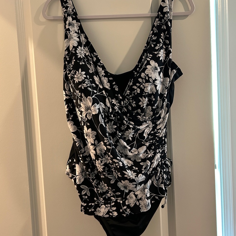Floral Black and White Ruched Swimsuit size 18. Like new!